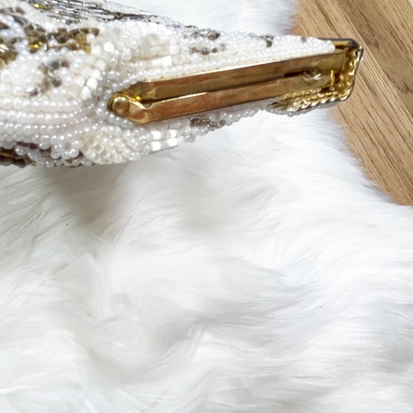 Vintage Gold-Pewter-White Beaded Clutch. - Picture 6 of 13